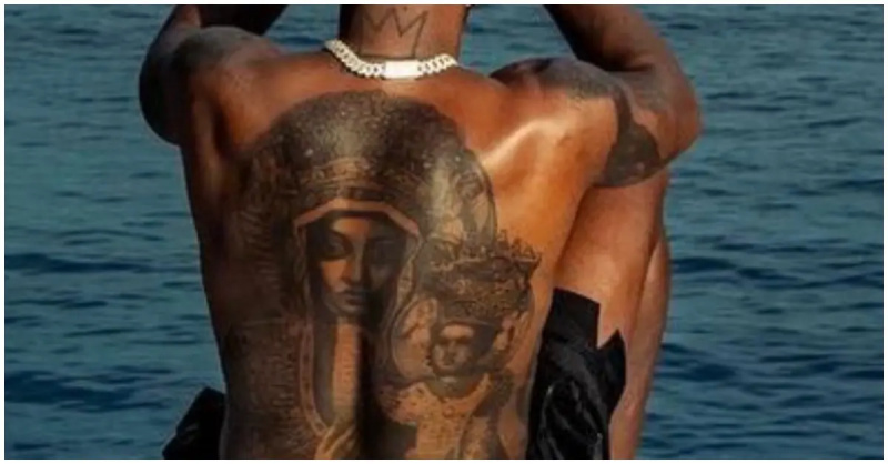 Diddy pozuoja su nugaros tatuiruote