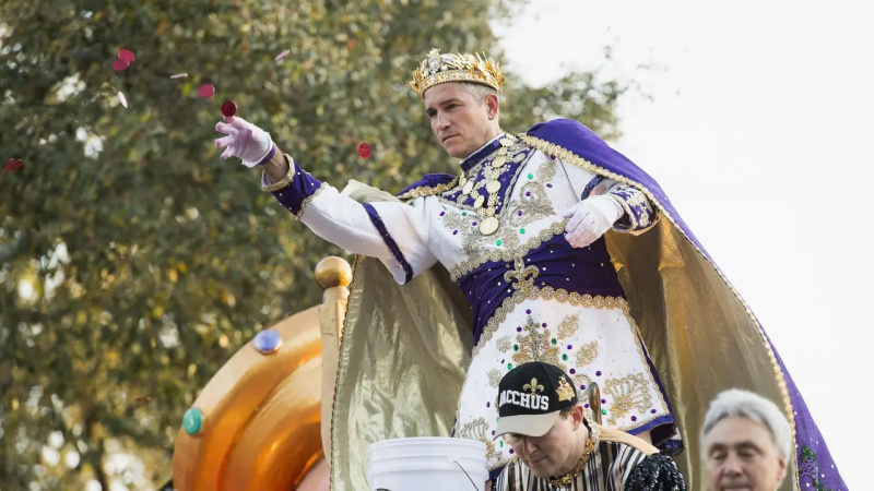 Jim Caviezel króluje jako Król Bachusa XLIXI podczas parady Krewe Of Bacchus 2017, 26 lutego 2017 r.
