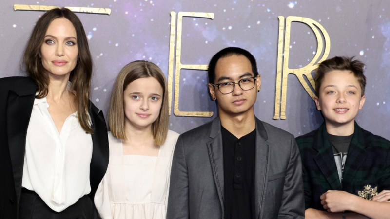 Angelina Jolie med Vivienne, Maddox och Knox Jolie-Pitt 2021