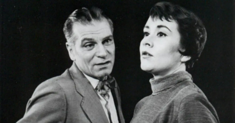 조안 플로라이트(Joan Plowright)와 로렌스 올리비에(Laurence Olivier)의 불륜으로 결혼하고 세 자녀를 갖게 됨