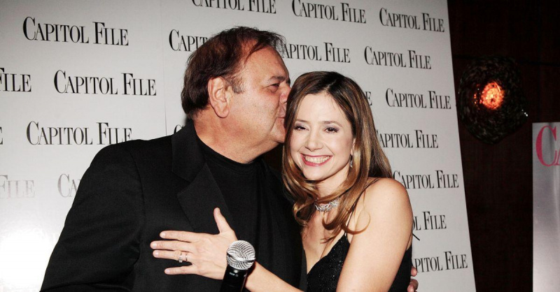(de izquierda a derecha): Paul Sorvino y Mira Sorvino se abrazan en un evento de alfombra roja.