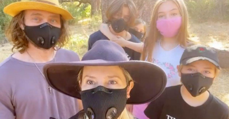 Mira Sorvino, su esposo, Christopher Backus, y sus hijos: Mattea, Johnny, Holden y Lucia con máscaras afuera.