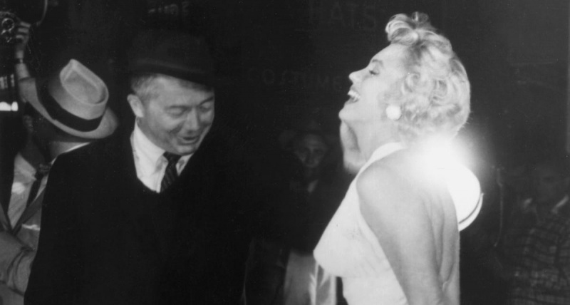 Marilyn Monroe mitt i den berömda flygande kjolscenen