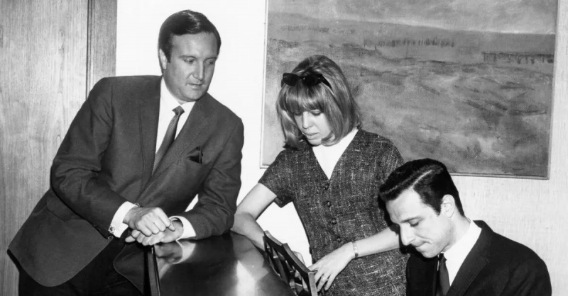 Don Kirshner se para al piano con Cynthia Weil y Barry Mann en 1962