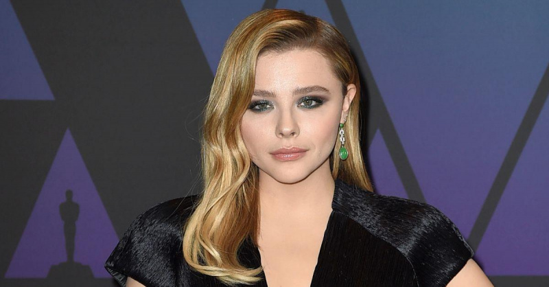 Chloë Grace Moretz poserar på ett evenemang.
