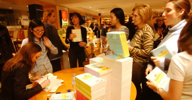 Софи Кинселла подписывает книги в 2003 году.