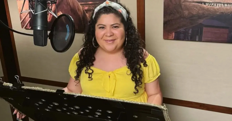   Raini Rodríguez dando voz al personaje de Sammy en'Jurassic World: Chaos Theory.'