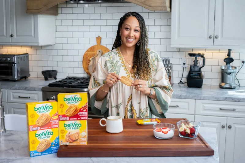 Tamera Mowry-Housley pozira s belVita keksima za doručak u kuhinji.