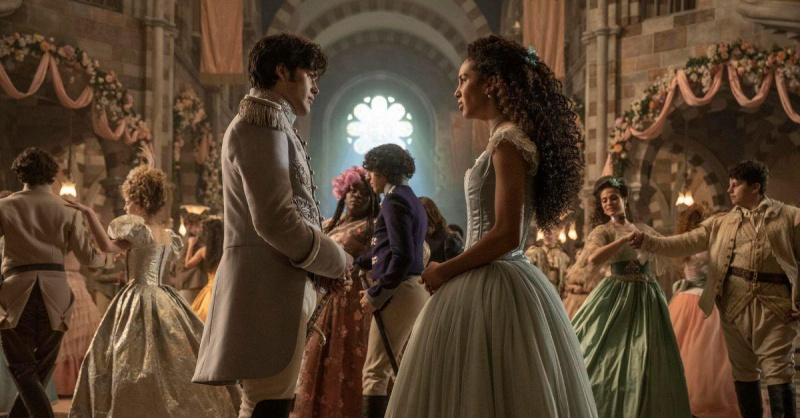 (kiri-kanan): Jamie Flatters sebagai Tedros dan Sofia Wylie sebagai Agatha di'The School for Good and Evil'