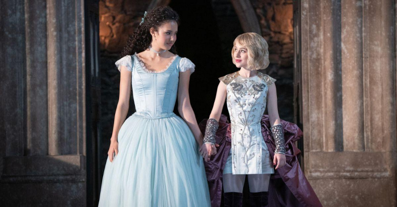 (kiri-kanan): Sofia Wylie sebagai Agatha dan Sophia Anne Caruso sebagai Sophie.