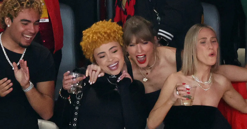 (l-r) Ice Spice och Taylor Swift på Super Bowl LVIII