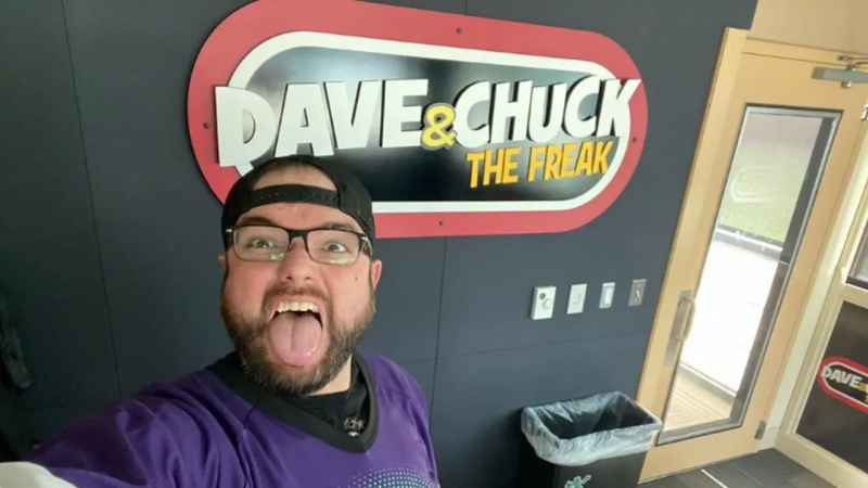 Džeimss Kempbels filmā'Dave and Chuck the Freak' studio