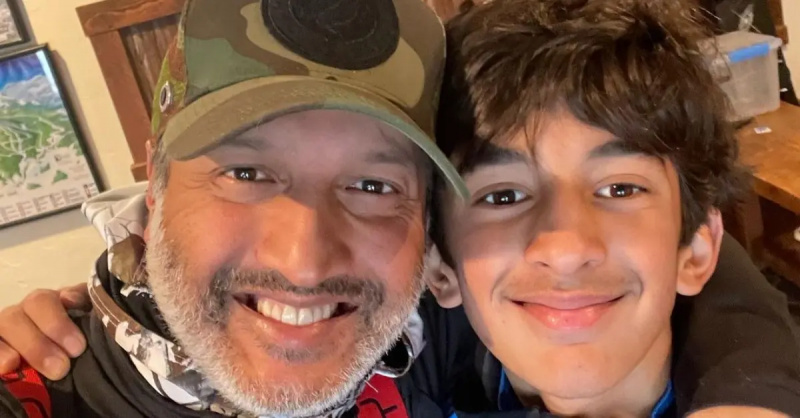 Neeraj Gunsagar og en af hans sønner tager en selfie sammen den 16. januar 2023.