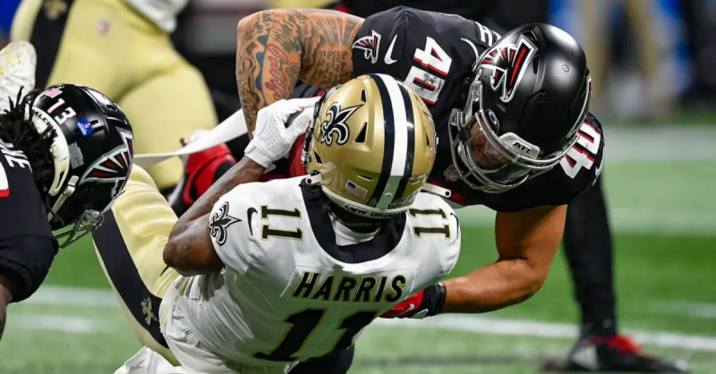 New Orleans Deonte Harris tacklas av Atlanta-backen Keith Smith på en puntretur under NFL-matchen mellan New Orleans Saints och Atlanta Falcons den 9 januari 2022 på Mercedes-Benz Stadium i Atlanta, GA.