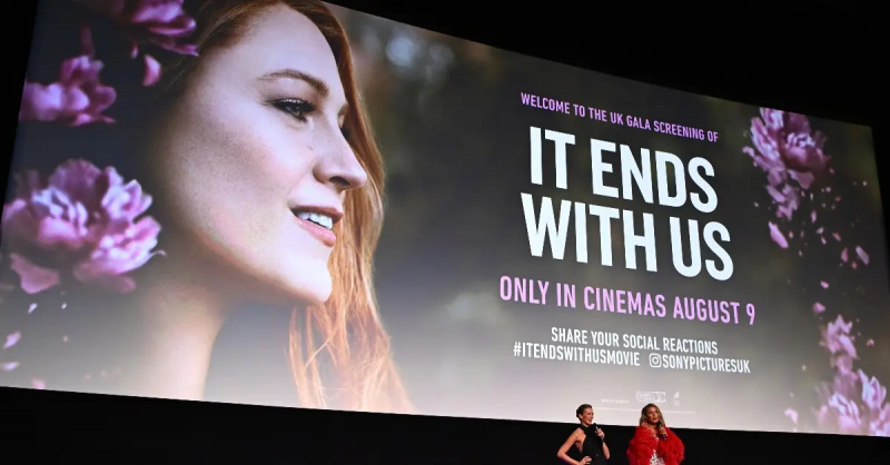 Isabela Ferrer ja Blake Lively laval ajal"It Ends With Us" UK Gala Screening