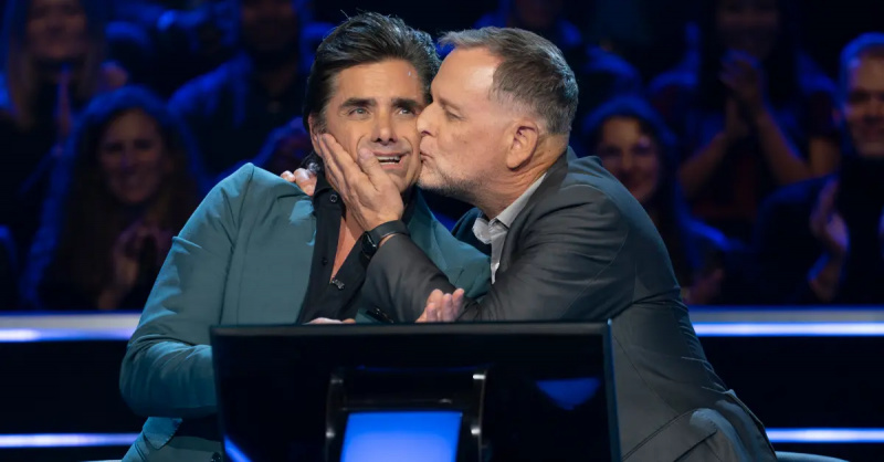 Deivs Kuljē laikā noskūpsta Džonu Stamosu uz vaiga'Who Wants to Be a Millionaire.'