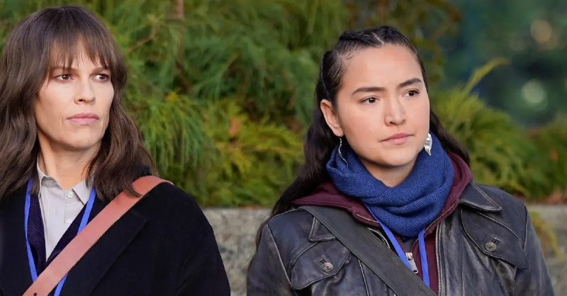 (L-R) Eileen (Hilary Swank) và Roz (Grace Dove)