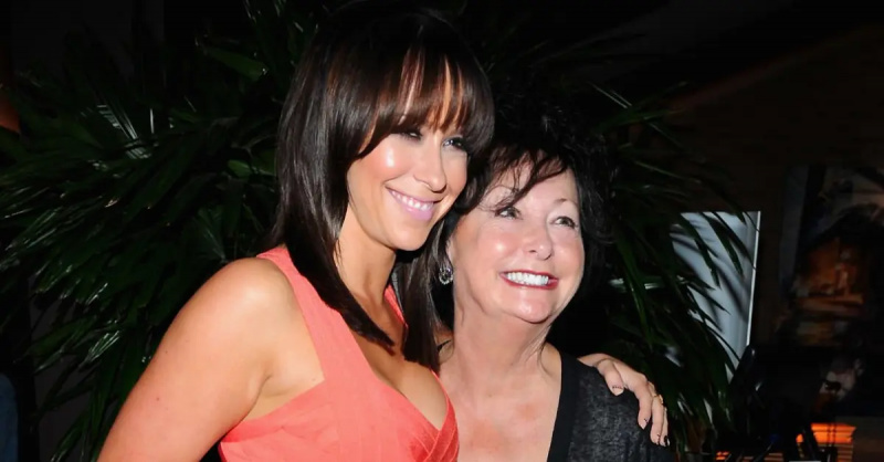 Jennifer Love Hewitt riflette sul dolore di apprendere della morte di sua madre dalla stampa