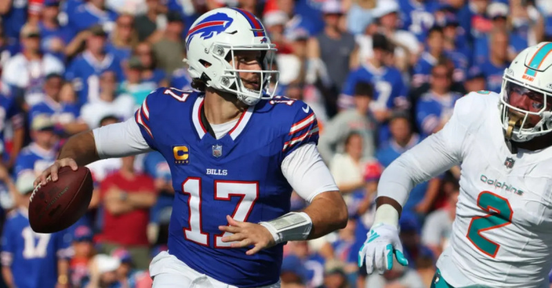Josh Allen #17 i Buffalo Bills ser ut att kasta en passning mot Miami Dolphins på Highmark Stadium den 1 oktober 2023 i Orchard Park, New York.