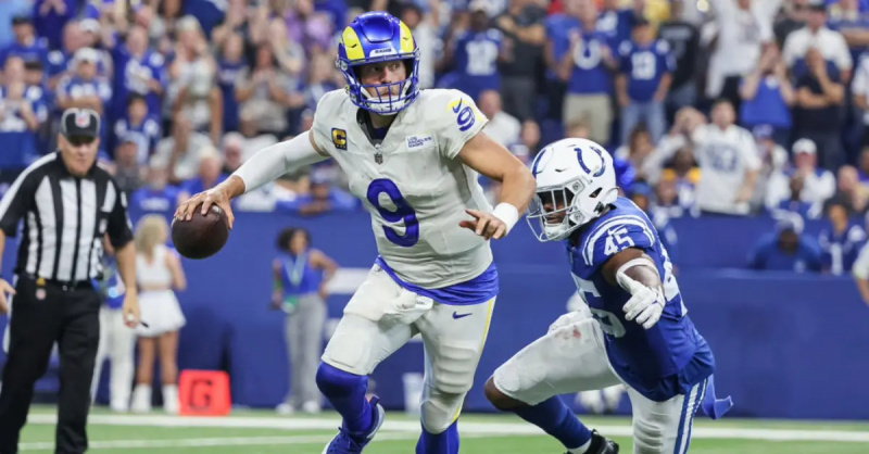 Matthew Stafford #9 i Los Angeles Rams krånglar med bollen när E.J. Hastighet #45 på Indianapolis Colts utövar press på Lucas Oil Stadium den 1 oktober 2023 i Indianapolis, Indiana.