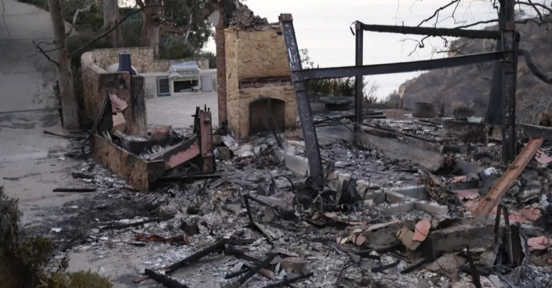 멜 깁슨's Malibu home burned down in January 2025.