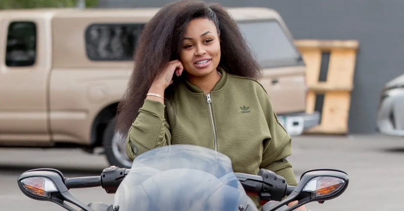 Blac Chyna sedí na motorce