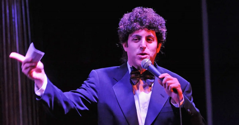 Nagho-host si Ray Ellin ng Gong Show Live