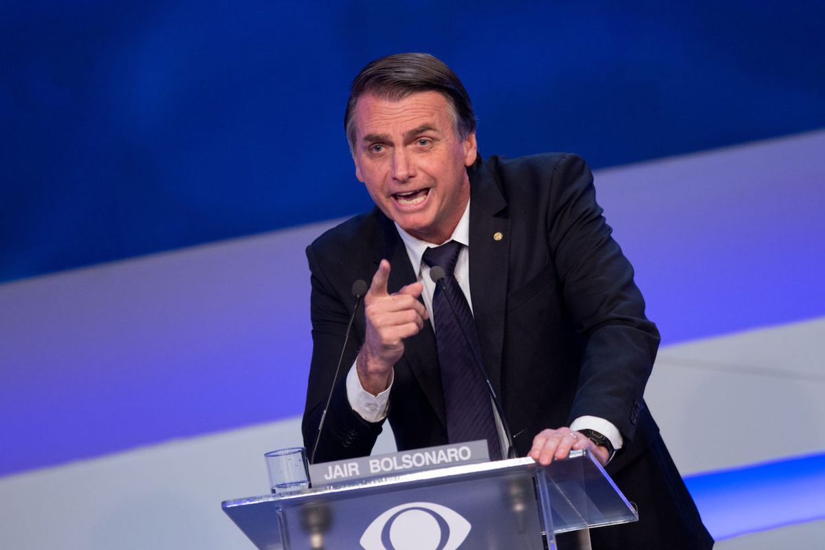 Na całym świecie politycy promują teorie spiskowe, aby się rozwijać