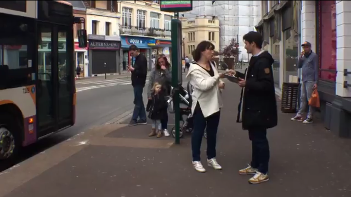 Egy francia újságíró millióknak hoz tényellenőrzést a Facebook Live és a saját lábával