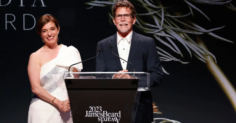 Pati Jinich i Rick Bayless na dodjeli nagrada James Beard Media Awards 2023