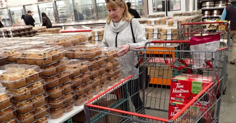 Een klant doet boodschappen in een Costco-winkel