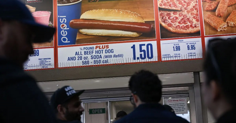 Klanten wachten in de rij om onder de borden te bestellen voor de Costco Kirkland Signature $ 1,50 hotdog en frisdrankcombinatie