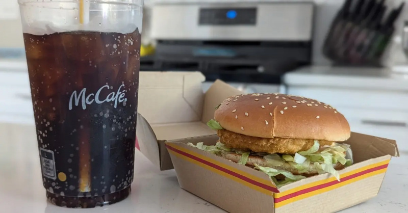 Chicken Big Mac cu o băutură medie