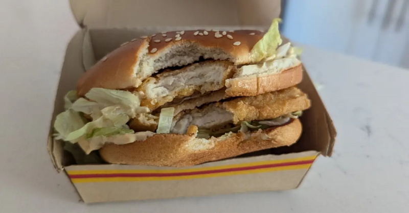 Un Chicken Big Mac cu o mușcătură din el