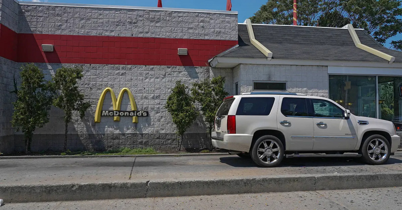 Mašīna pie McDonald's drive-through.