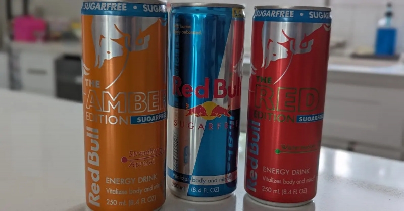 Plechovky Red Bullu na kuchyňské lince