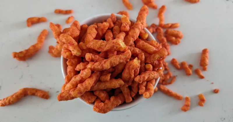 Vi prøvde det: Her er 4-1-1 om hvordan Cheetos Crunchy Buffalo Snacks virkelig smaker