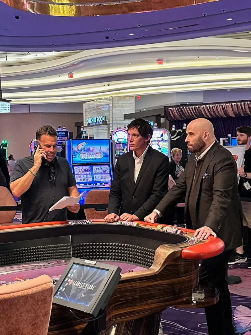 Naujausiame Randallo Emmetto filme „Cash Out“ vaidina žvaigždės su Johnu Travolta ir Quavo