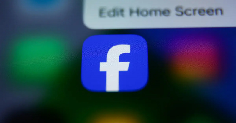   O aplicativo do Facebook na tela inicial de um telefone.