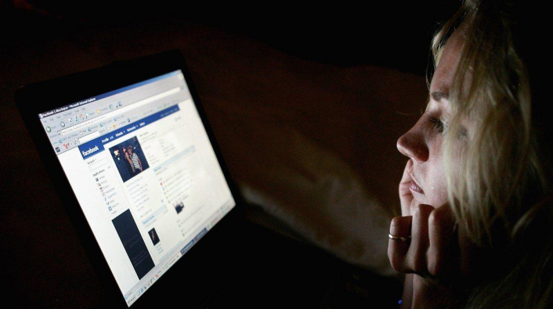 Kvinna tittar på Facebook