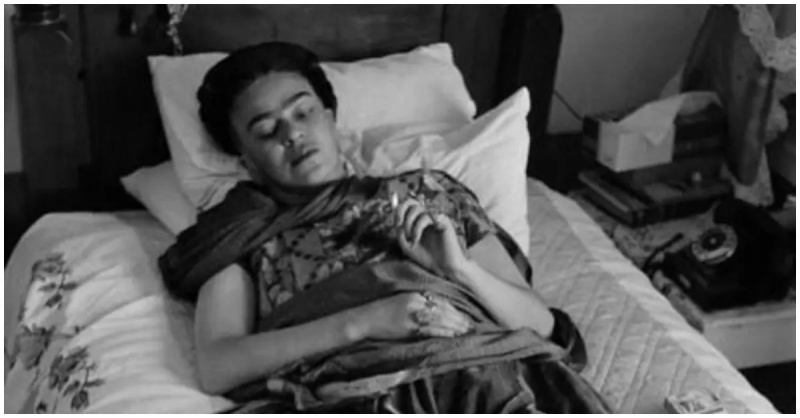 Frida Kahlo nằm xuống