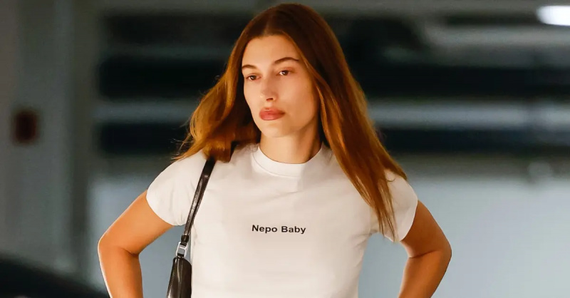 Hailey Bieber bär en nepo baby t-shirt