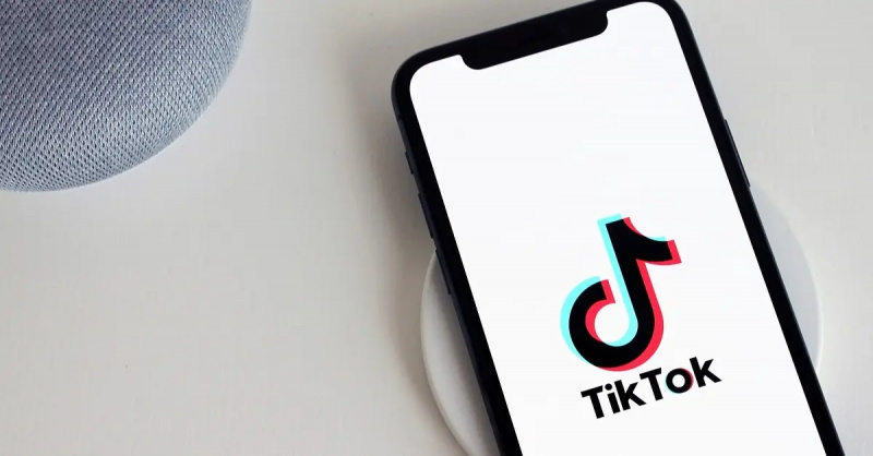 Obrazovka načítání TikTok na telefonu
