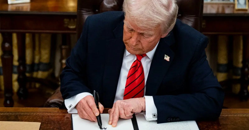 Donald Trump assinando ordem executiva
