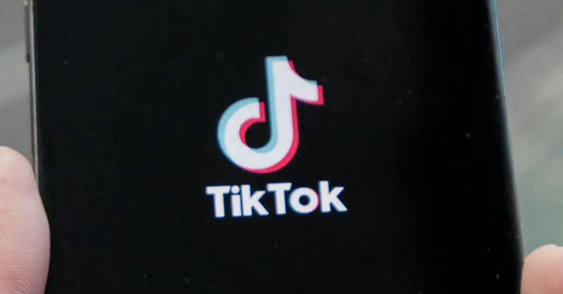 Логотип TikTok на екрані телефону.