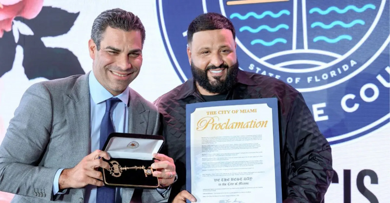   L'alcalde Francis Suarez entrega la clau de la ciutat a DJ Khaled