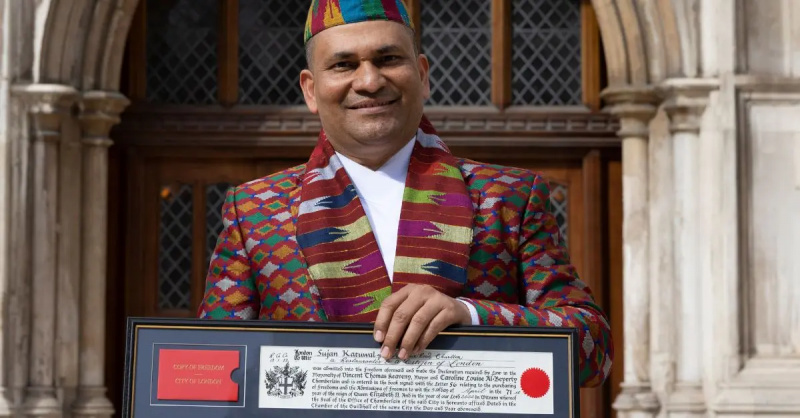   Sujan Katuwal posa després de rebre el'Freedom of the City of London' award