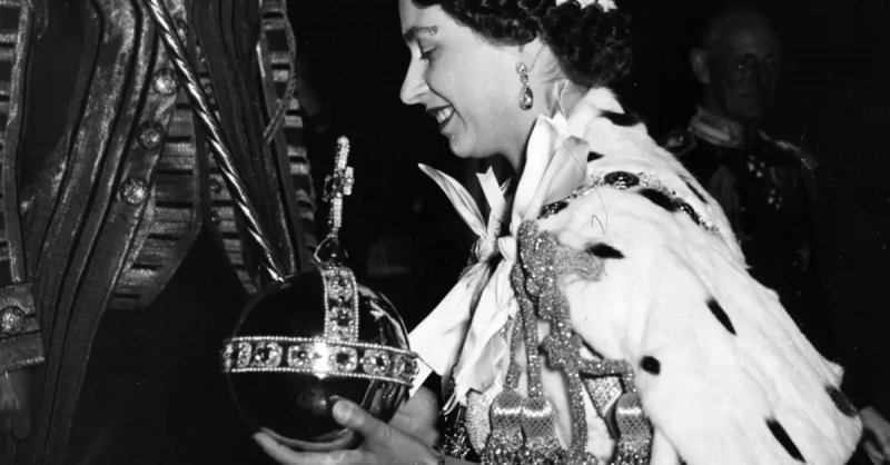 Regina Elisabeta a II-a poartă orbul și sceptrul intrând în Palatul Buckingham, după încoronare, 1953.
