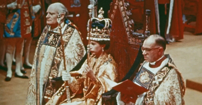 Regina Elisabeta a II-a la ceremonia de încoronare din Westminster Abbey, Londra, 1953.