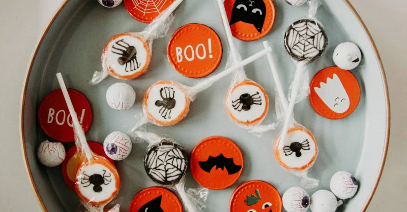 Cosa fare con caramelle extra di Halloween quando i dolcetti o scherzetti non si sono presentati